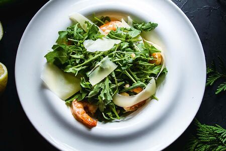 Салат с креветками и рукколой