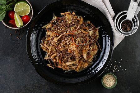 Гречневая лапша с курицей и овощами