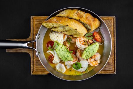 Большая сковорода с морепродуктами и гуакамоле