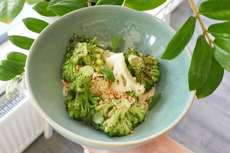 Брокколи и цветная капуста с орехами 