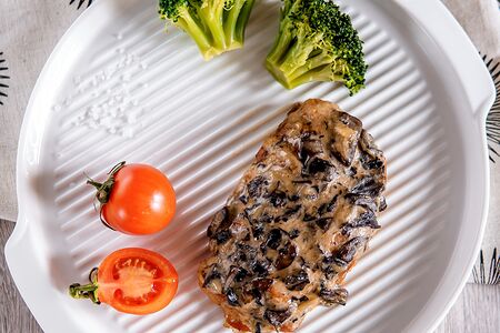 Куриное филе с грибами и сыром
