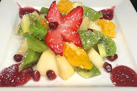 Фруктовый салат с десертным соусом