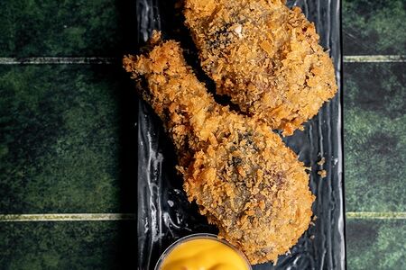 Ножки в хрустящей шубке с сырным соусом