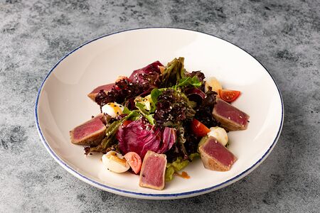 Салат с тунцом