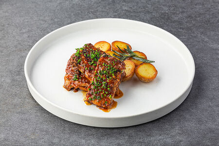 Свиные ребра в азиатской глазури с картофелем и розмарином