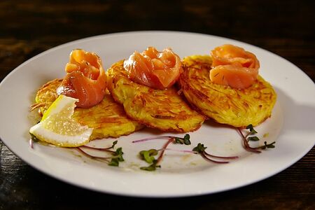 Драники со слабосолёным лососем