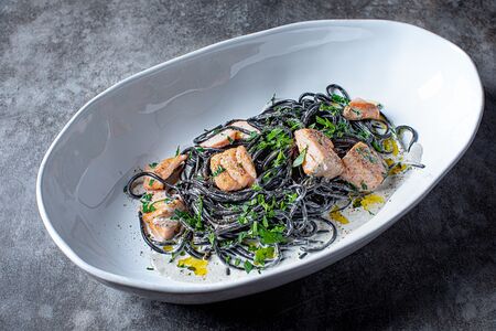 Спагетти с чернилами каракатицы и лососем