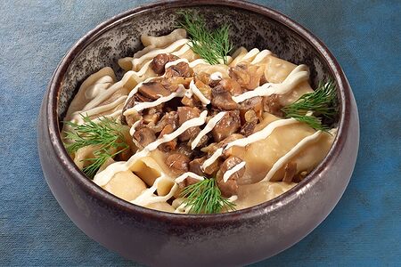 Вареники с картофелем, грибами и сметаной