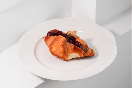 Круассан с вишней и шоколадом