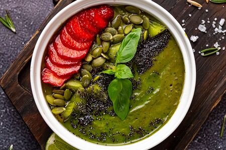 Смузи-боул со шпинатом и авокадо