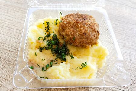 Картофельное пюре с котлетой