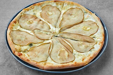 Пицца с грушей и горгонзолой