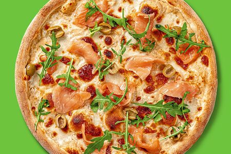 Пицца с лососем, рукколой и оливками