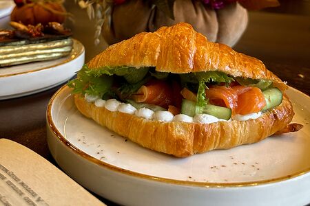 Круассан со слабосоленой форелью