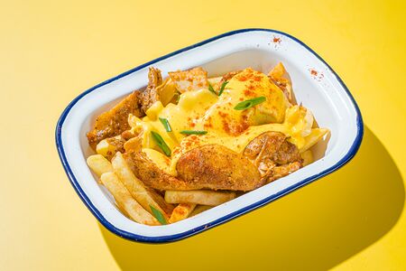 Картофель фри с сырным соусом и курицей гриль