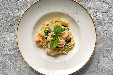 Спагетти с гребешком и тигровыми креветками