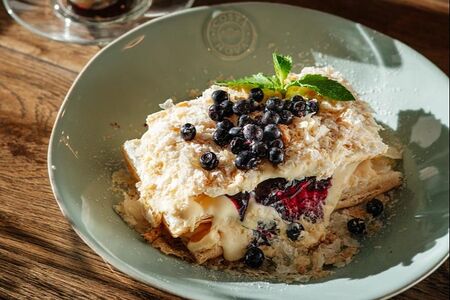 Наполеон с черникой и голубикой