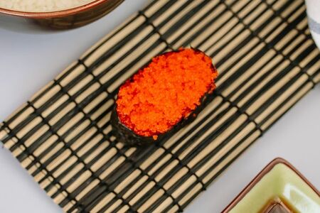 Суши гункан тобико