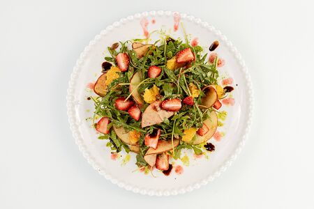 Фруктовый салат с рукколой, ореховым грильяжем и клубничным соусом