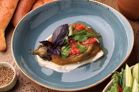 Печёный баклажан со сливочным сыром и помидорами