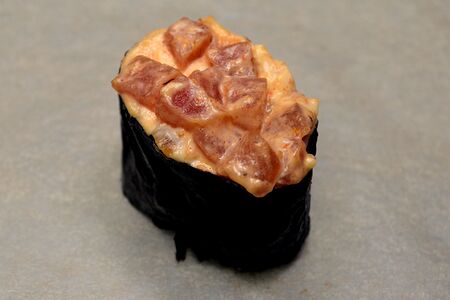 Спайси гункан с тунцом