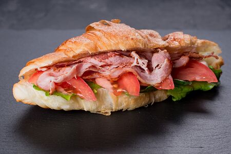 Круассан с беконом