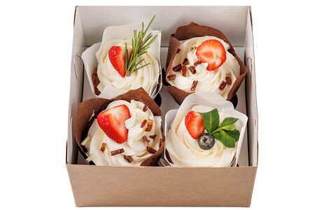 Набор из шоколадных капкейков с вишней