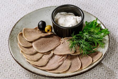 Отварной телячий язык