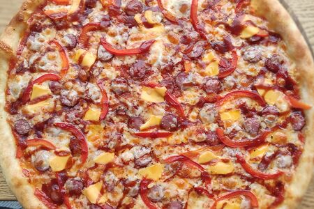 Пицца с охотничьими колбасками