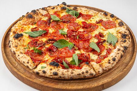 Пицца с чоризо и домашним сыром