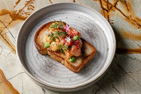 Бриошь с лангустином и кремом из манго