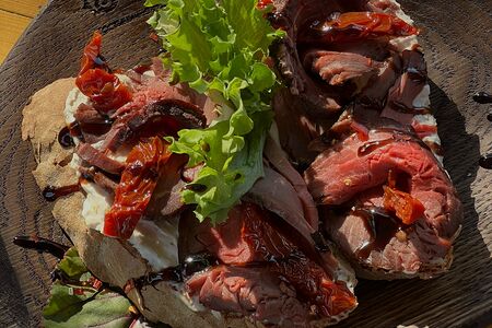 Брускетты с ростбифом