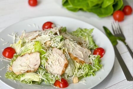 Цезарь с куриной грудкой гриль