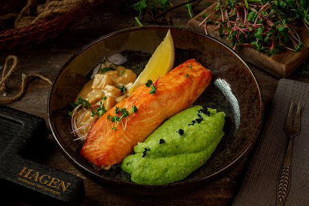 Семга, запеченная в устричном соусе