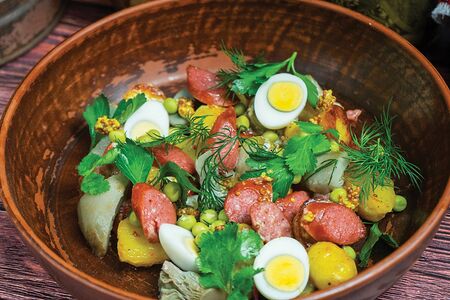 Салат с белыми груздями и колбасками