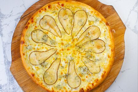 С грушей, дорблю и медовым соусом