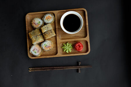 Ролл жареный бекон яичный спайси