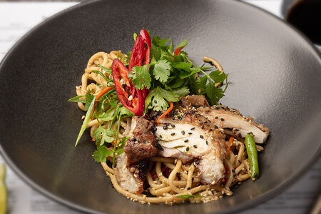 Удон с овощами и курицей