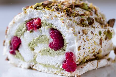 Меренговый рулет с фисташкой и малиной