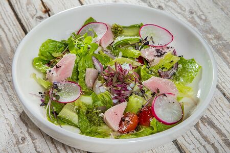 Салат с маринованным тунцом, овощами и яйцом пашот