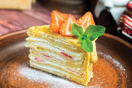 Блинный торт с клубникой