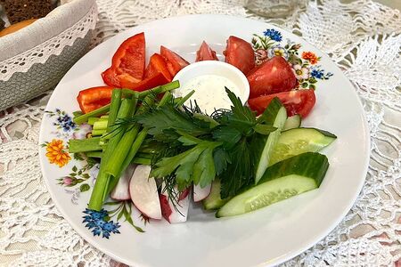 Палитра свежих овощей с зеленью