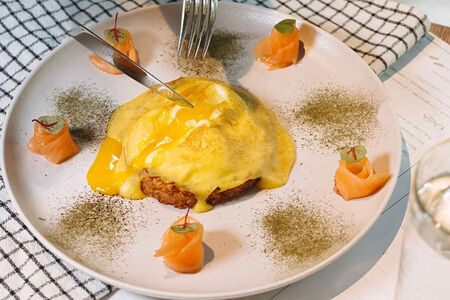 Яйцо бенедикт с лососем и картофельным драником