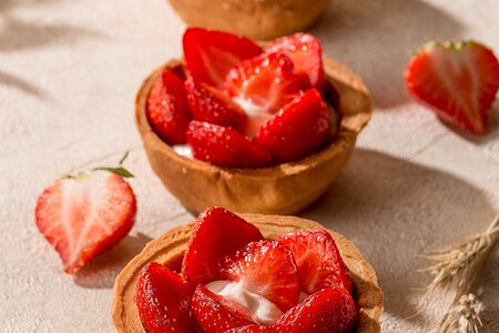 2 тарталетки с клубникой