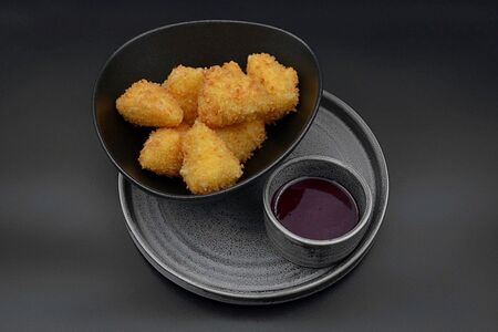 Хрустящий жареный сулугуни с ягодным соусом