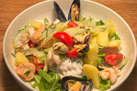 Теплый салат с морепродуктами