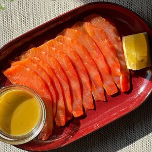 Сёмга слабой соли с медово-пряным соусом