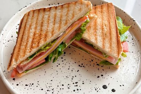 Сендвич с ветчиной и сыром Чеддер