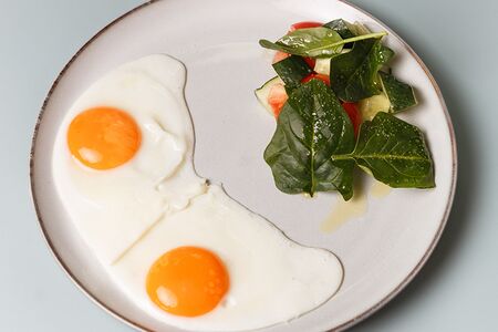 Глазунья с лёгким овощным салатом