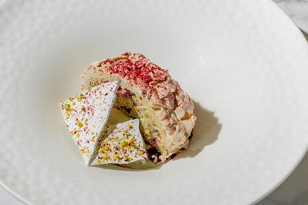 Меренговый рулет с фисташкой и малиной